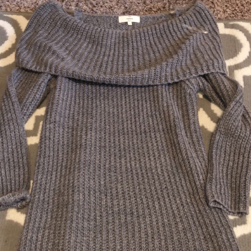 🛍 3/$25 off the shoulder entro sweater size small
